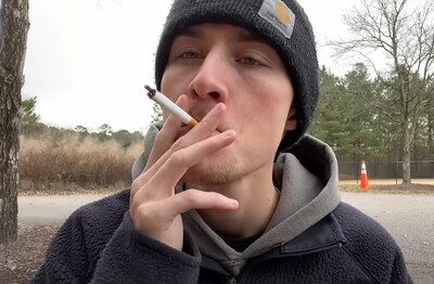 Лечение зависимости от табакокурения в Алексеевке Мужчина с сигаретой делает затяжку