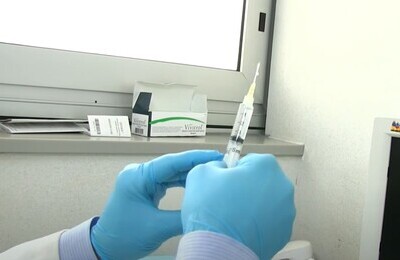 Проведение кодирования Вивитролом в Алексеевке Шприц с Вивитролом в руках у врача